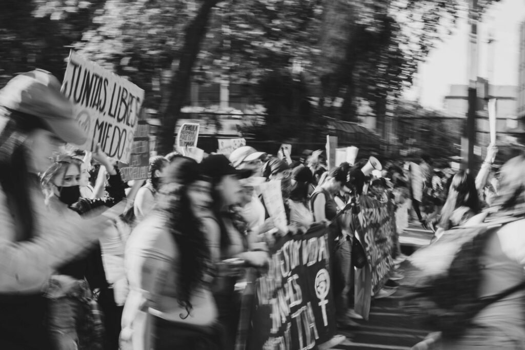 La mitad de hombres jóvenes cree que el feminismo actual es una herramienta para manipular