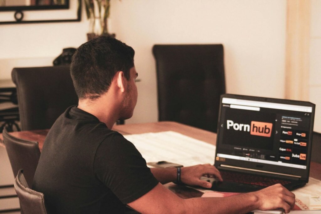 Los hombres ven mucho más contenido para adultos que las mujeres
